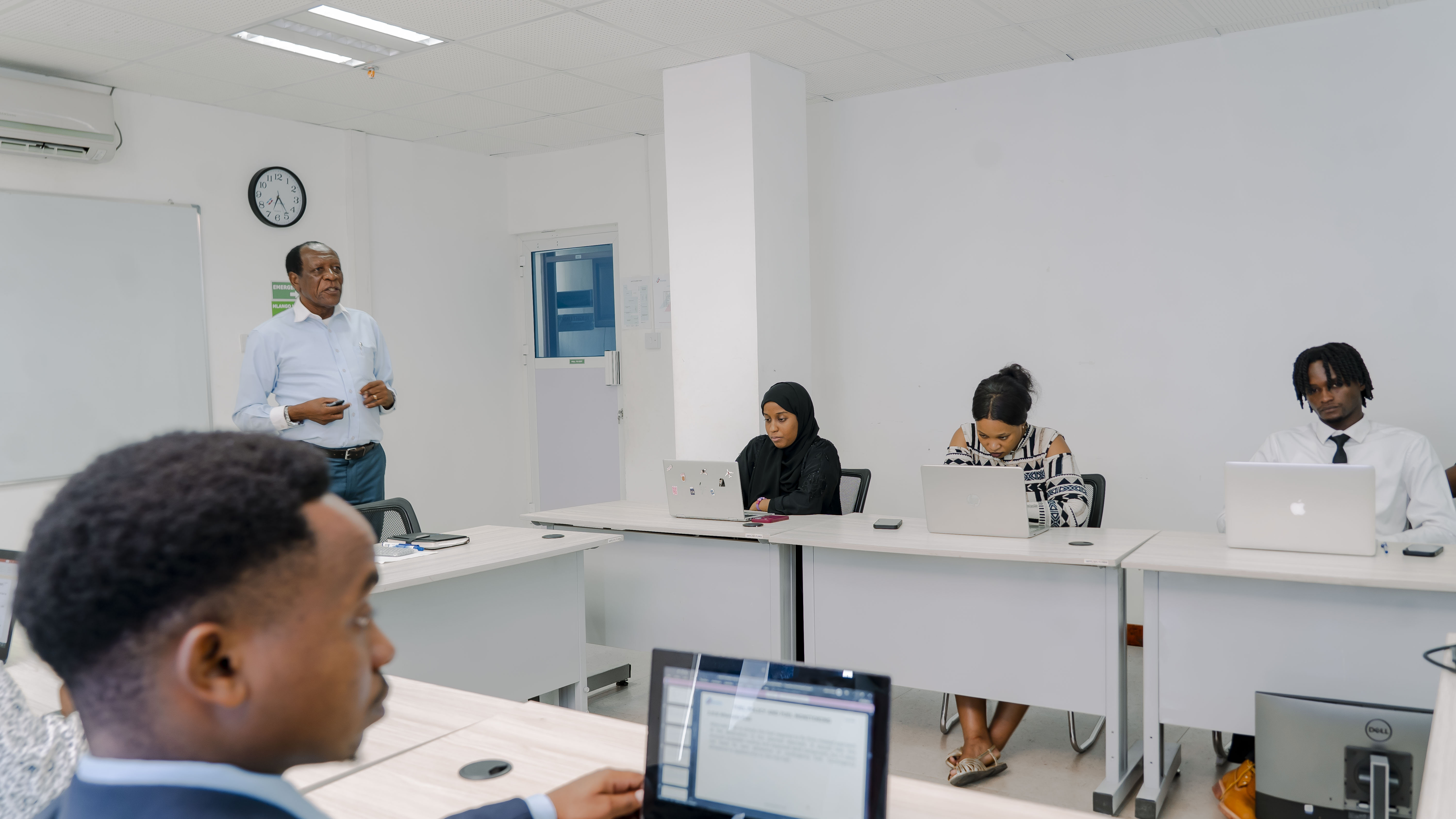 A wider view of the Soma classroom during a live session